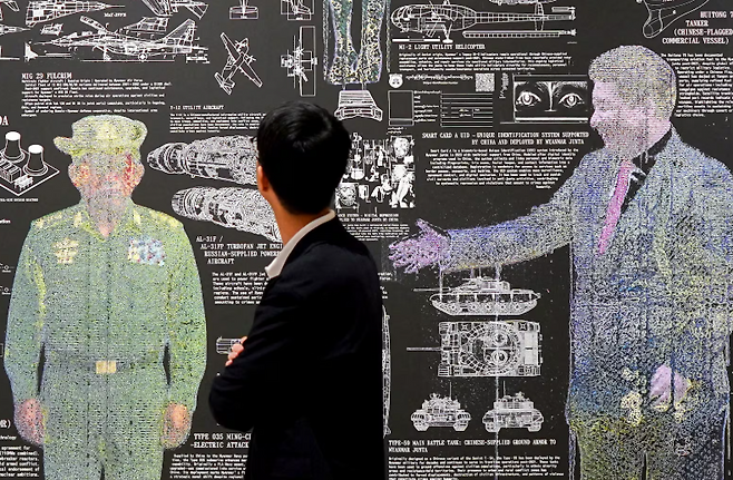 태국 방콕예술문화센터에서 지난달 24일 개막한 권위주의를 주제로 한 전시회에 출품된 세계 권위주의 정부 간 관계를 보여주는 멀티미디어 설치물. 중국이 문제 삼으면서 위구르, 티베트, 홍콩 관련 내용이 가려진 채 전시됐다. 로이터연합뉴스