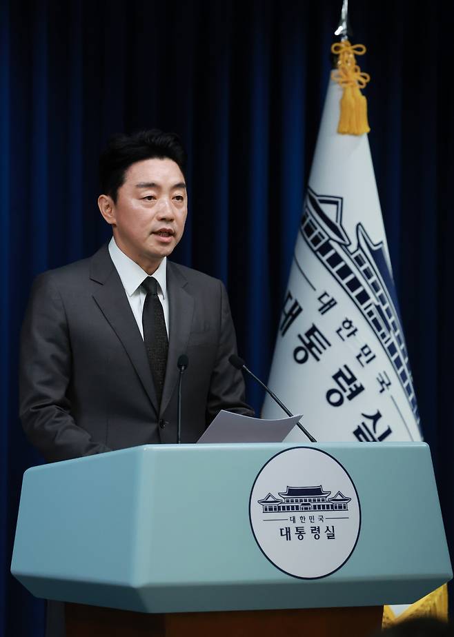 강훈식 대통령비서실장이 13일 서울 용산 대통령실 청사에서 장관급 인선을 발표하는 기자회견을 하고 있다. 연합뉴스