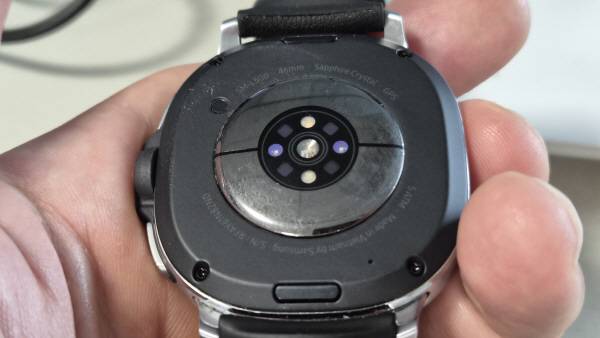 갤럭시 워치 8 클래식 후면에서 ‘3 in 1 바이오 액티브 센서’가 보인다. 정옥재 기자