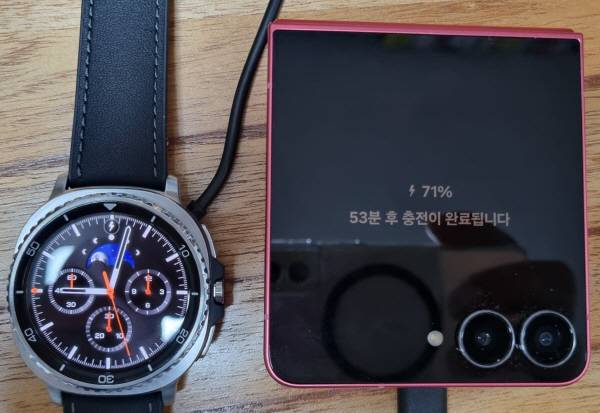 갤럭시 워치 8 클래식과 갤럭시 Z플립 7을 충전하고 있다. 정옥재 기자