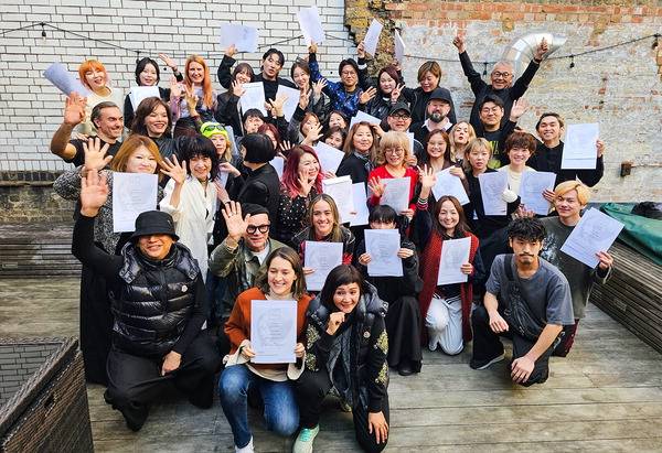 영산대 미용건강관리학과 학생들이 영국 런던 비달사순 아카데미 과정을 마치고 수료생들과 기념 촬영을 하는 모습.  영산대 제공