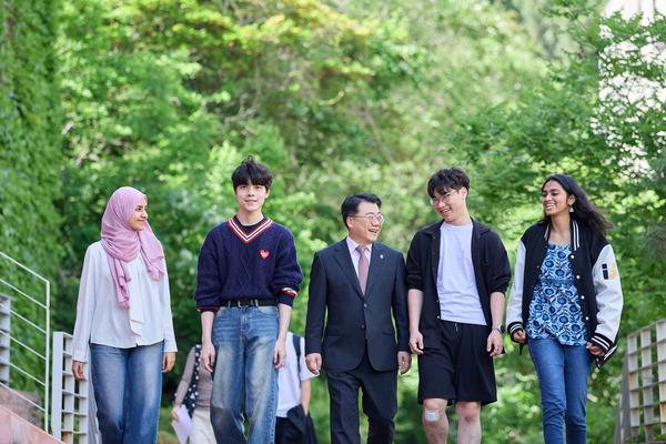 인제대 학생들과 전민현(가운데) 총장이 캠퍼스를 거닐고 있다.  인제대 제공