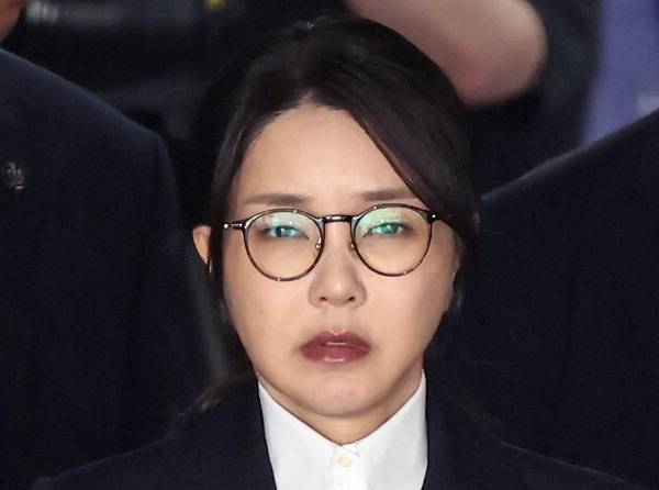 윤석열 전 대통령 부인 김건희 여사가 12일 구속 전 피의자 심문(영장실질심사)을 마친 뒤 서울 서초구 서울중앙지법을 나서고 있다. 연합뉴스