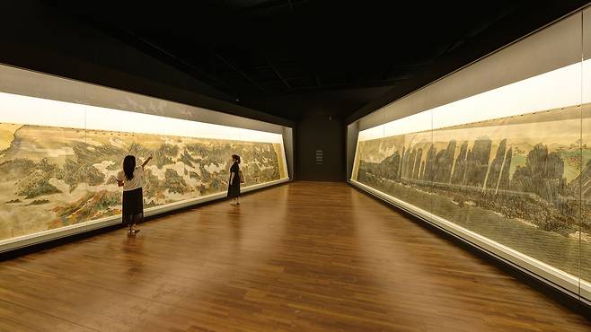 Visitors view the murals of Huijeongdang hall on display at the National Palace Museum of Korea as part of "Respectfully Portrayed Murals at Changdeokgung Palace." (Korea Heritage Service)