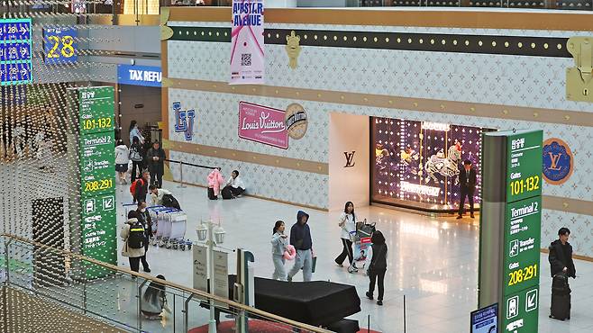 Travelers move through the duty-free zone at Incheon International Airport’s Terminal 1 on the afternoon of Dec. 16, 2024. [NEWS1]
