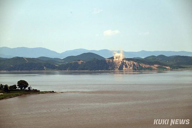 12일 오두산전망대에서 관측된 임진강 건너편 개풍군 북한군 초소아래 대형 폭발 모습.