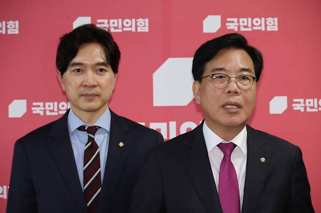 국민의힘 송언석 비상대책위원장 겸 원내대표가 지난 11일 서울 여의도 국회에서 조국혁신당 조국 전 대표 등에 대한 광복절 특별사면 발표와 관련해 취재진 앞에서 발언하고 있다. 연합뉴스