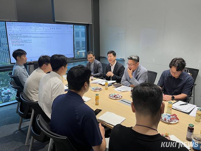 충남도는 13일 공동주택 등 도내 건설 현장을 둔 대형 건설사인 디엘이앤씨, 두산에너빌리티를 방문해 지역 내 중소 건설사의 하도급 참여 확대 협조를 요청했다.&nbsp;