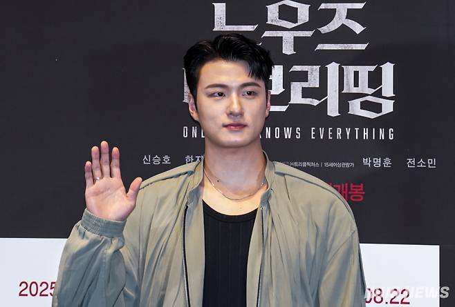 배우 신승호가 13일 서울 삼성동 메가박스 코엑스에서 열린 영화 ‘온리 갓 노우즈 에브리띵’ 기자간담회에 참석해 포즈를 취하고 있다. 유희태 기자