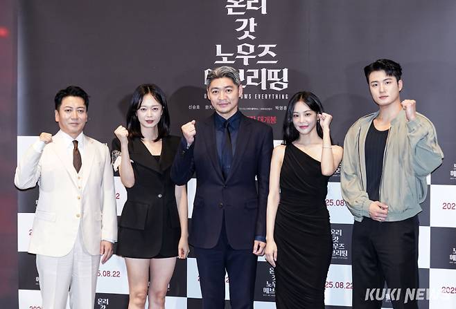 배우 박명훈(왼쪽부터), 전소민, 백승환 감독, 한지은, 신승호가 13일 서울 강남구 메가박스 코엑스에서 열린 영화 '온리 갓 노우즈 에브리띵' 제작시사회 및 기자간담회에서 포즈를 취하고 있다.
