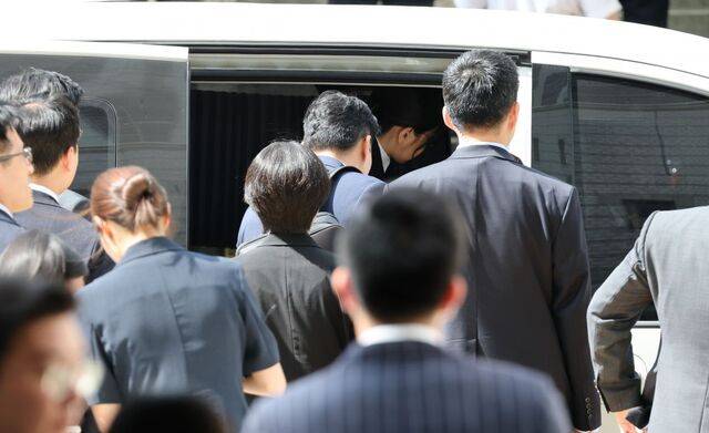 김건희 여사가 12일 서울 서초구 서울중앙지방법원에서 열린 구속 전 피의자심문이 끝난 뒤 법무부 호송차에 타고 있다. 김 여사는 서울남부구치소로 이동해 영장실질심사 결과를 기다렸다. 사진공동취재단
