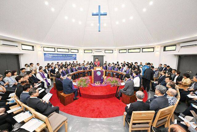 박상규 한국기독교장로회 총회장이 11일 강원도 철원 화해와평화의교회에서 설교를 하고 있다.   철원=신석현 포토그래퍼