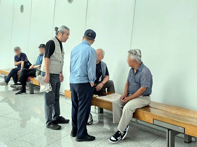 미소운동 참여자가 지난 12일 인천국제공항 제2여객터미널 교통센터에서 방문객들에게 인사를 건네고 있다.