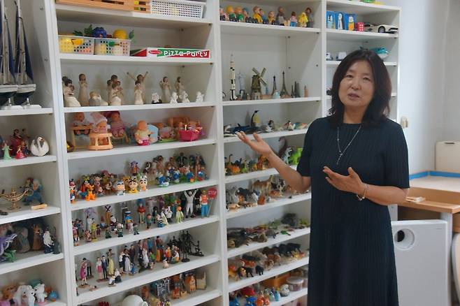 윤수경 호산나상담코칭센터장이 최근 국민일보와 인터뷰를 갖고 놀이아동상담실에서 모래놀이, 동작놀이 등에 대해 설명하고 있다.