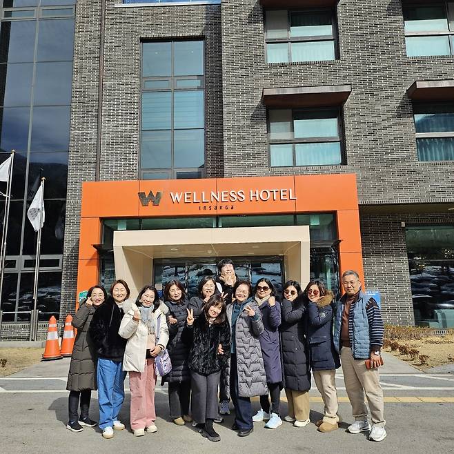 윤수경(왼쪽 네 번째) 호산나상담코칭센터장이 지난 3월 호산나상담아카데미 인턴, 레지던트 과정 수강생들과 함께 워크숍을 가진 뒤 경남 산청 웰니스호텔에서 기념촬영을 하고 있다.