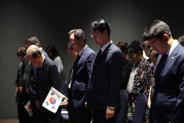 제79주년 광복절 기념식에서 정명근 화성시장(오른쪽 두번째)와 참석자들이 묵념을 하고 있다. 화성특례시 제공