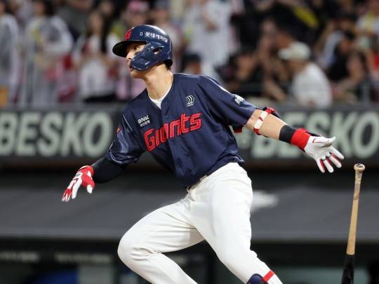 2루타 치는 윤동희. 사진[연합뉴스]