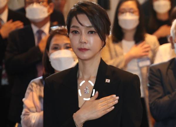 ▲2022년 6월 스페인 동포 만찬간담회에 참석한 김건희 여사가 반클리프 아펠 목걸이로 추정되는 목걸이를 착용한 모습. ⓒ연합뉴스