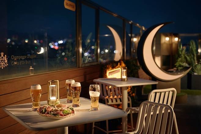 반얀트리 클럽 앤 스파 서울 문 바에서 진행하는 생맥주 프로모션 / 사진=반얀트리 클럽 앤 스파 서울