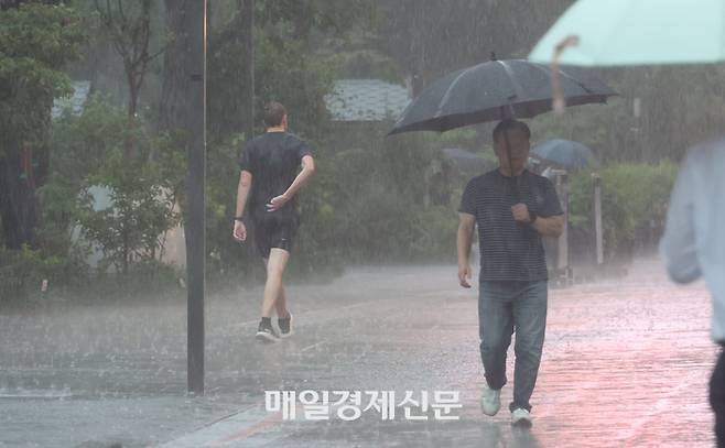 수도권에 집중호우가 쏟아진 13일 광화문 인근에 폭우가 쏟아지고 있다. [이승환 기자]