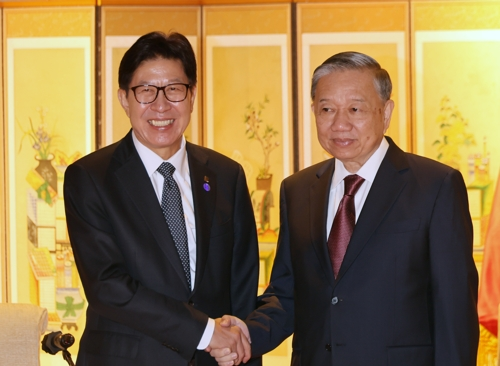 박형준 부산시장(왼쪽)이 13일 국빈 방문 일정 중 하나로 부산 부산진구 롯데호텔에서 열린 주부산베트남총영사관 개관식에 참석한 또 럼 베트남 공산당 중앙집행위원회 서기장과 악수하고 있다. [연합뉴스]