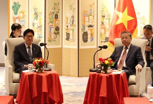 박형준 부산시장(왼쪽)이 13일 국빈 방문 일정 중 하나로 부산 부산진구 롯데호텔에서 열린 주부산베트남총영사관 개관식에 참석한 또 럼 베트남 공산당 중앙집행위원회 서기장을 접견하고 있다. [연합뉴스]