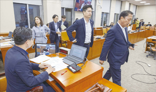 지난 7월 28일 노조법 2·3조 개정안, 일명 ‘노란봉투법’이 국회 환경노동위원회 전체회의를 통과했다. 사진은 노란봉투법 상정에 반발해 퇴장하는 국민의힘 환노위원들. (연합뉴스)