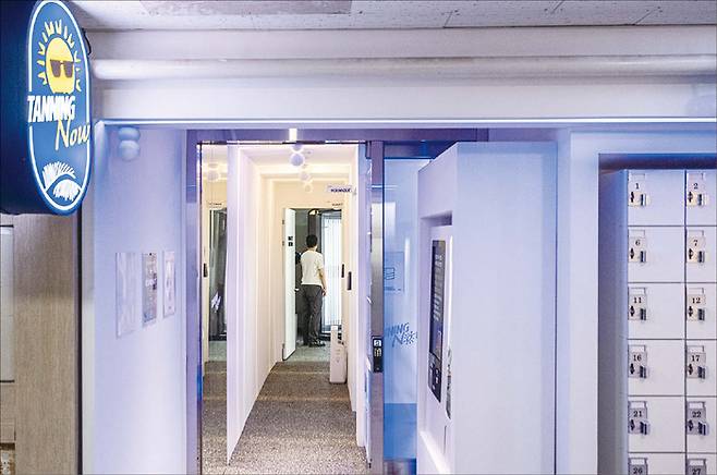 서울 송파구 한 상가 지하 1층에 있는 태닝나우 잠실점에는 각각 브라운태닝 기계 1대, 화이트태닝 기계 1대가 설치된 방 두 개가 있다. (윤관식 기자)