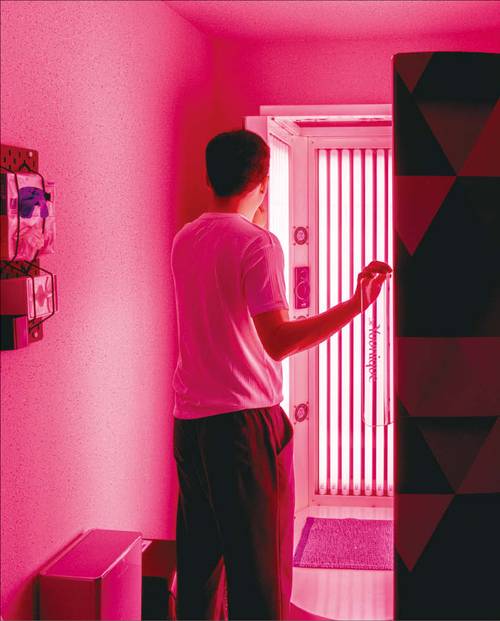 화이트태닝 기계는 마치 SF 영화에 나오는 치료 장비처럼 생겼다. 메탈 소재로 된 원통형 기계 내부엔 기다란 조명이 세로로 빼곡히 들어서 있다. (윤관식 기자)