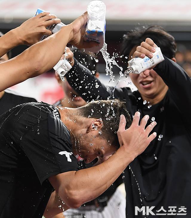 12일 오후 수원KT위즈파크에서 ‘2025 KBO리그’ LG 트윈스와 KT 위즈의 경기가 열렸다. 이날 경기는 LG가 11-2로 승리했다. LG 톨허스트가 동료들에게 물세례를 받고 있다. 사진(수원)=천정환 기자