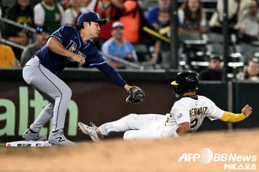 김하성이 8회말 주자를 아웃시키고 있다. 사진(美 새크라멘토)=ⓒAFPBBNews = News1