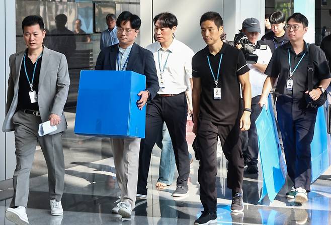 (인천=뉴스1) 김도우 기자 = 경기남부경찰청과 고용노동부 관계자들이 12일 인천시 연수구 포스코이앤씨 본사 사옥에서 압수품을 담기 위한 박스를 들고 이동하고 있다.  경기남부경찰청 광명~서울고속도로 공사장 사고 수사전담팀과 고용노동부 안양지청은 12일 오전 9시부터 인력 70여 명을 투입해 3개 업체, 5곳에 대한 압수수색 영장을 집행 중이라고 밝혔다. 2025.8.12/뉴스1  Copyright (C) 뉴스1. All rights reserved. 무단 전재 및 재배포,  AI학습 이용 금지. /사진=(인천=뉴스1) 김도우 기자