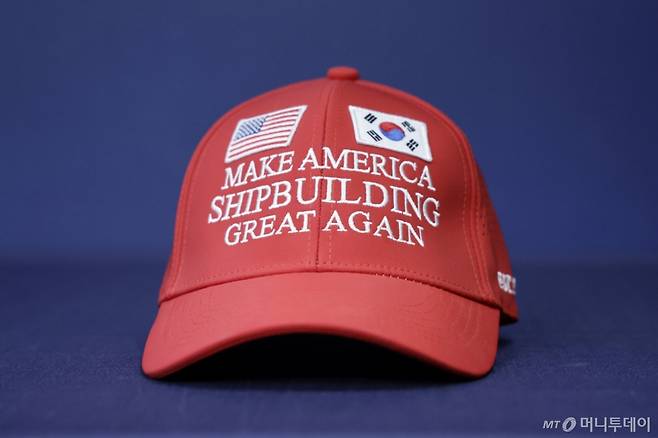 [서울=뉴시스] 최동준 기자 = 대통령실이 3일 서울 용산 청사에서 한미 관세협상에서 쓰였던 '마스가 모자'를 공개하고 있다.  '마스가(MASGA·Make America Shipbuilding Great Again)'는 한국이 미국에 제안한 미국 조선업 부흥 캠페인으로 이번 협상의 주요 카드로 쓰였다. 2025.08.03.
