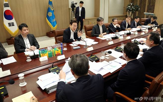 [서울=뉴시스] 고범준 기자 = 이재명 대통령이 13일 서울 용산 대통령실 청사에서 열린 나라재정 절약 간담회에서 발언하고 있다. 2025.08.13. bjko@newsis.com /사진=고범준