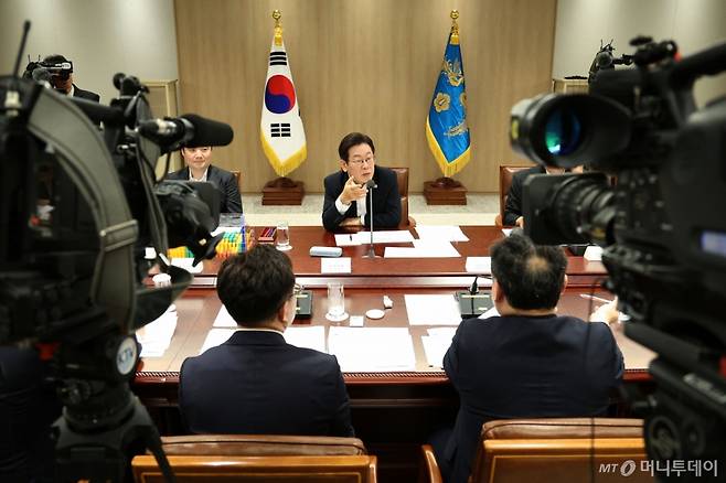 [서울=뉴시스] 고범준 기자 = 이재명 대통령이 13일 서울 용산 대통령실 청사에서 열린 나라재정 절약 간담회에서 발언하고 있다. 2025.08.13. bjko@newsis.com /사진=고범준