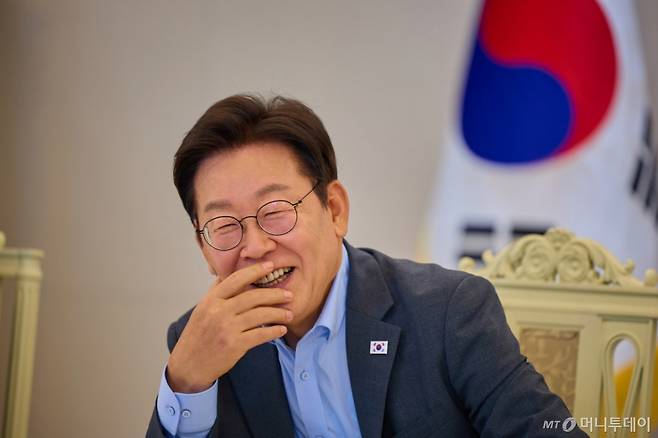 (서울=뉴스1) 허경 기자 = 이재명 대통령이 지난 12일 서울 용산 대통령실 청사에서 열린 신임 국무위원 임명장 수여식을 마친 뒤 참석자들과 환담하고 있다. (이재명 대통령 SNS. 재판매 및 DB금지) 2025.8.13/뉴스1  Copyright (C) 뉴스1. All rights reserved. 무단 전재 및 재배포,  AI학습 이용 금지. /사진=(서울=뉴스1) 허경 기자