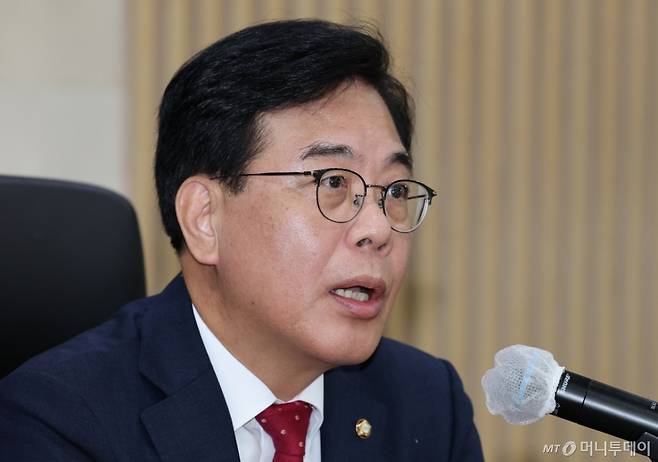 (대전=뉴스1) 김기태 기자 = 송언석 국민의힘 비상대책위원장 겸 원내대표가 13일 대전 배재대에서 열린 국민의힘 제6차 전당대회 충청·호남 합동연설회에 앞서 긴급브리핑을 하고 있다. 2025.8.13/뉴스1  Copyright (C) 뉴스1. All rights reserved. 무단 전재 및 재배포,  AI학습 이용 금지. /사진=(대전=뉴스1) 김기태 기자