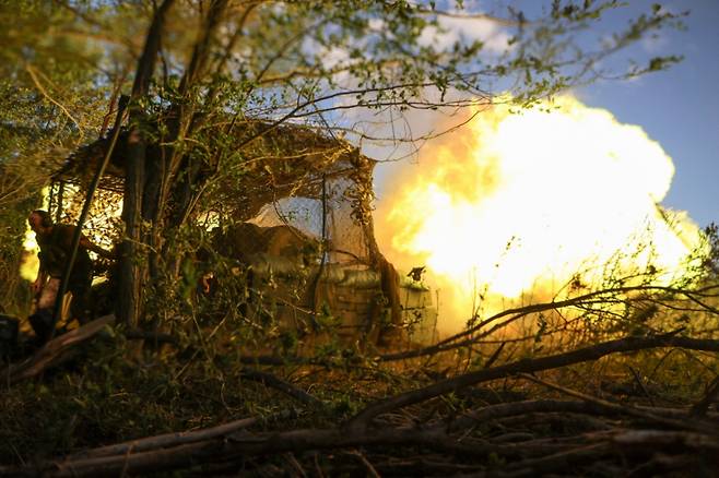 (로이터=도네츠크 뉴스1) 우크라이나군이 5일(현지시간) 우크라이나 도네츠크 지역 전선에서 러시아군을 향해 D-30 곡사포를 발사하고 있다. 2025.8.5  /로이터=뉴스1