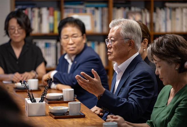 문재인 전 대통령이 7일 경남 양산시 평산마을 사저에서 정청래 더불어민주당 대표와 대화하고 있다. /사진=뉴시스