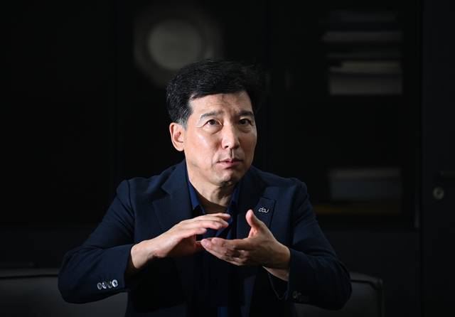 이해우 동아대 총장이 지난 6일 부산 사하구 동아대 총장실에서 진행한 인터뷰에서 의대 교육 정상화, 지역 대학 현안 등에 대한 생각을 밝히고 있다. 이 총장은 의과대학 선진화를 위한 총장협의회(의총협) 공동회장을 맡고 있다.  윤성호 기자