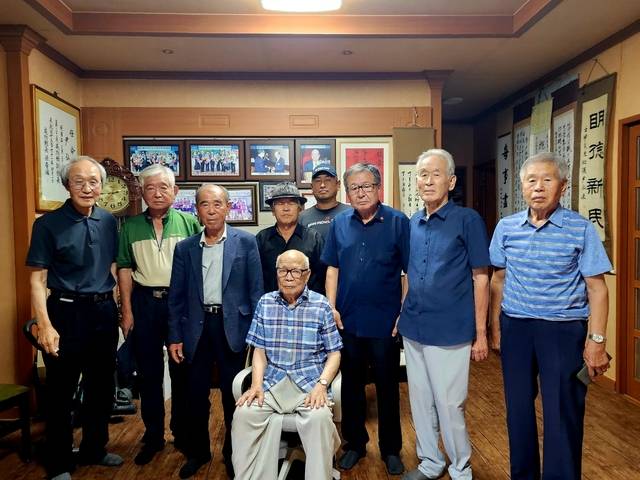 충남 청양군 정산3·1만세운동이 전개된 정산시장 앞 연세당한약방에서 윤홍수(앞줄 가운데) 전 정산3·1만세운동현창회장을 중심으로 현창회, 유공자유족회 관계자들이 기념촬영하고 있다. 오른쪽부터 이두영 전 청양군독립유공자유족회장, 윤주섭 유족회장, 윤일수 청양군광복회장, 김신태 현창회 사무차장, 이강용 유족회 부회장, 복상교 현창회장, 박기진 유족회원, 송인문 현창회 사무국장.