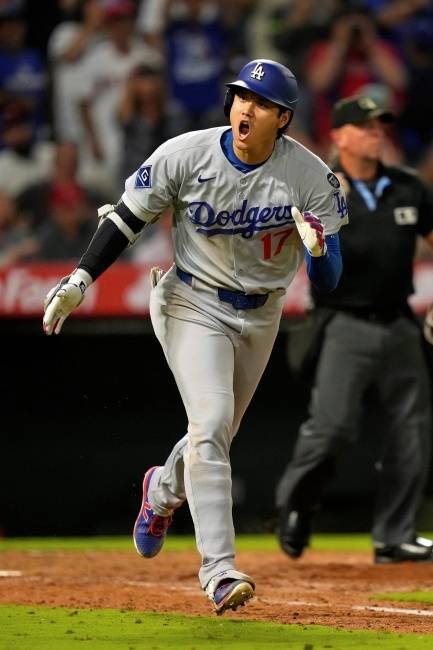 MLB LA 다저스의 오타니 쇼헤이가 13일(한국시간) 미국 캘리포니아주 애너하임의 에인절스타디움에서 열린 LA 에인절스와 경기에서 9회 자신의 시즌 43호 홈런을 터뜨린 뒤 포효하고 있다. AP뉴시스