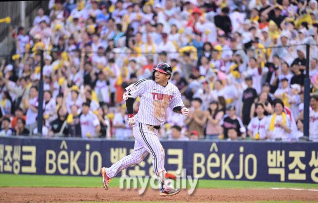 2025년 8월 9일 오후 서울 잠실구장에서 열린 '2025 신한 SOL뱅크 KBO 리그' 한화 이글스와 LG 트윈스의 경기 LG 문보경이 2회말 1사 3루서 1타점 적시타를 친 뒤 팬들의 응원을 받고 있다./마이데일리
