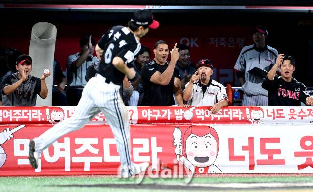 2025년 8월 12일 오후 경기도 수원KT위즈파크에서 열린 '2025 신한 SOL뱅크 KBO 리그' LG 트윈스와 KT 위즈의 경기 LG 3루수 구본혁이 7회말 1사 후 KT 허경민의 안타성 타구를 잡자 LG 더그아웃 동료들이 기뻐하고 있다./수원=유진형 기자