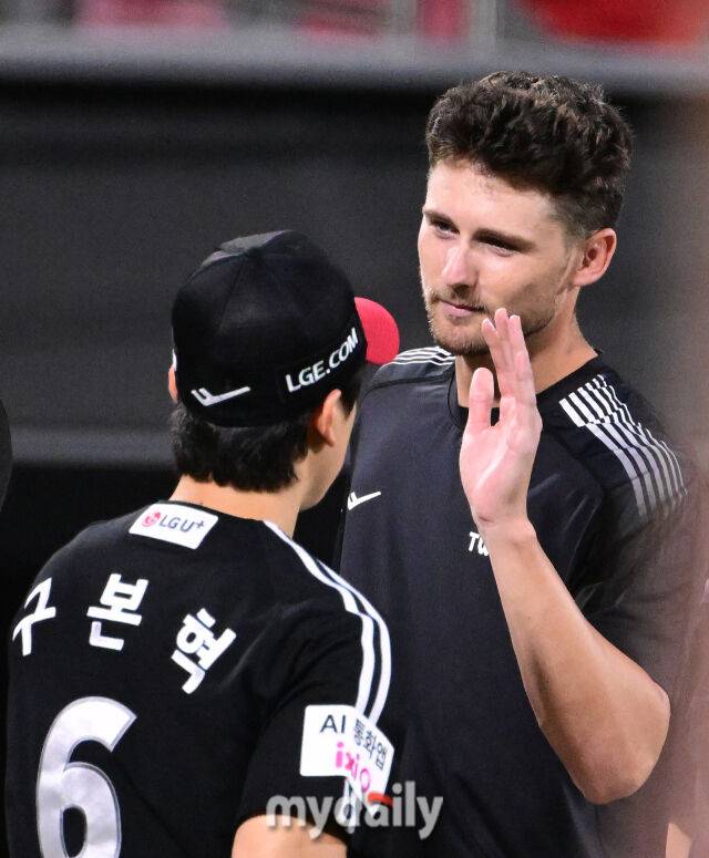 2025년 8월 12일 오후 경기도 수원KT위즈파크에서 열린 '2025 신한 SOL뱅크 KBO 리그' LG 트윈스와 KT 위즈의 경기 LG 톨허스트가 11-2로 승리한 뒤 구본혁과 하이파이브를 하고 있다./수원=유진형 기자