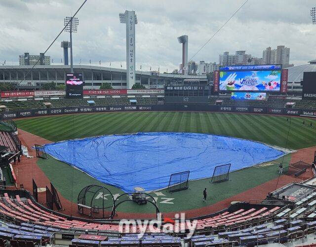 대형 방수포가 깔려있는 수원KT위즈파크./수원=심혜진 기자