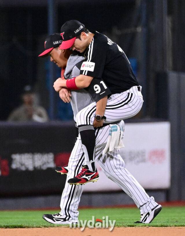 2025년 8월 12일 오후 경기도 수원KT위즈파크에서 열린 '2025 신한 SOL뱅크 KBO 리그' LG 트윈스와 KT 위즈의 경기LG 중견수 박해민이 8회말 2사 1.2루서 KT 오윤석의 타구를 수비하는 과정에서 부상당해 교체되고 있다./마이데일리