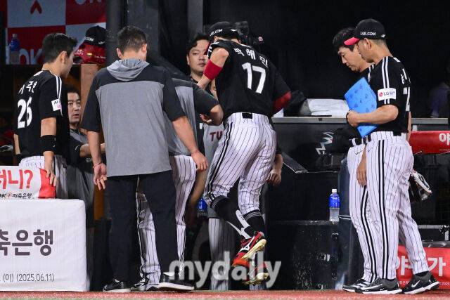 2025년 8월 12일 오후 경기도 수원KT위즈파크에서 열린 '2025 신한 SOL뱅크 KBO 리그' LG 트윈스와 KT 위즈의 경기LG 중견수 박해민이 8회말 2사 1.2루서 KT 오윤석의 타구를 수비하는 과정에서 부상당해 절뚝이며 교체되고 있다./마이데일리
