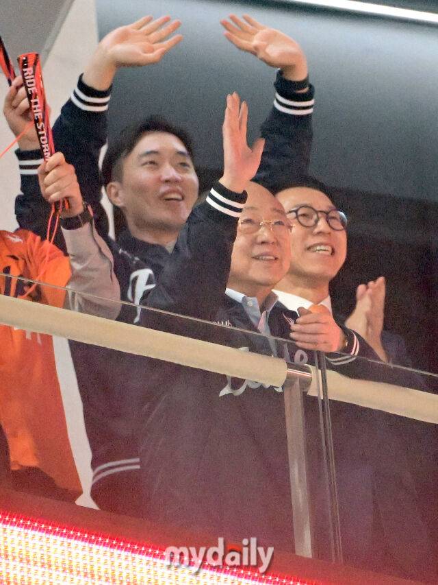 2025년 4월 11일 오후 대전 한화생명 볼파크에서 진행된 '2025 신한 SOL뱅크 KBO 리그' 키움 히어로즈와 한화 이글스의 경기. 한화 김승연 회장이 한화 승리에 기뻐하고 있다./마이데일리