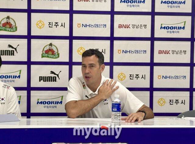 인터뷰 중인 페르난도 모랄레스 감독./진주=김희수 기자